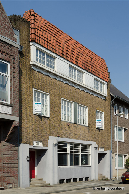 Het badhuis in de Kapelaan Berixstraat, onderdeel van het uitbreidingsplan Tempsplein (1913).
              <br/>
              Annemarieke Verheij, 2015-08-21